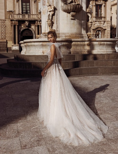 Foto van de Trouwjurk Rubi van het merk Modeca, een elegante en vrouwelijke jurk voor de perfecte trouwdag.